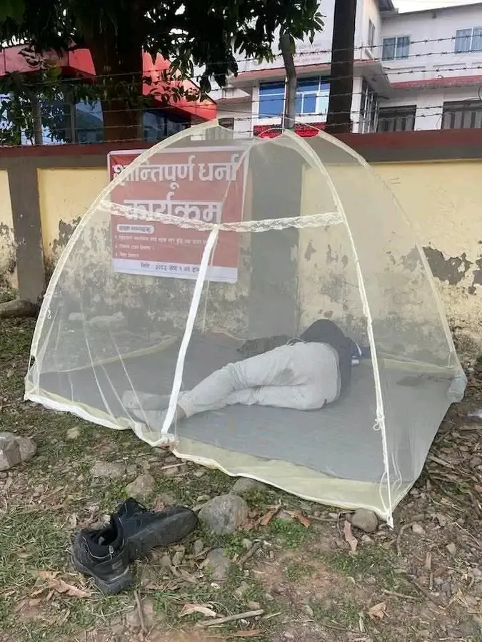 सडक र सञ्चारको माग गर्दै झुल टाँगेर मुख्यमन्त्री कार्यालय अगाडि वडाध्यक्षको धर्ना